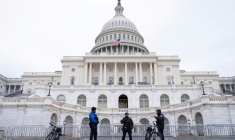 Des agents de la police du Capitole de Washington patrouillent devant le bâtiment, siège du Congrès américain, le 6 janvier 2026 ( AFP / SAUL LOEB )