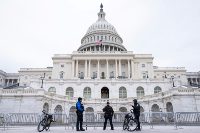 Des agents de la police du Capitole de Washington patrouillent devant le bâtiment, siège du Congrès américain, le 6 janvier 2026 ( AFP / SAUL LOEB )