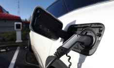 Un véhicule électrique Audi est rechargé dans une station de recharge à Drogenbos.