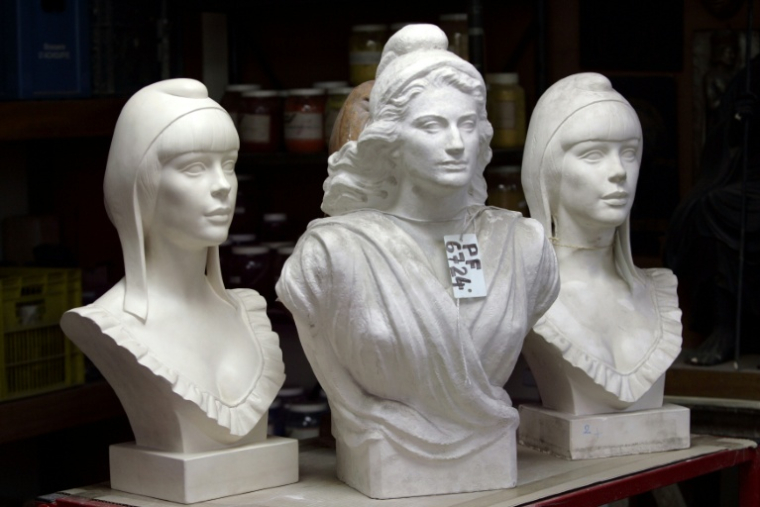 Le buste de Marianne modelé par Georges-Laurent Saupique (c) entre deux autres Mariannes modelées par Alain Aslan d'après la chanteuse Mireille Mathieu à l'atelier de moulage du Louvre et des Musées de France, le 12 janvier 2007 à Paris ( AFP / Francois GUILLOT )
