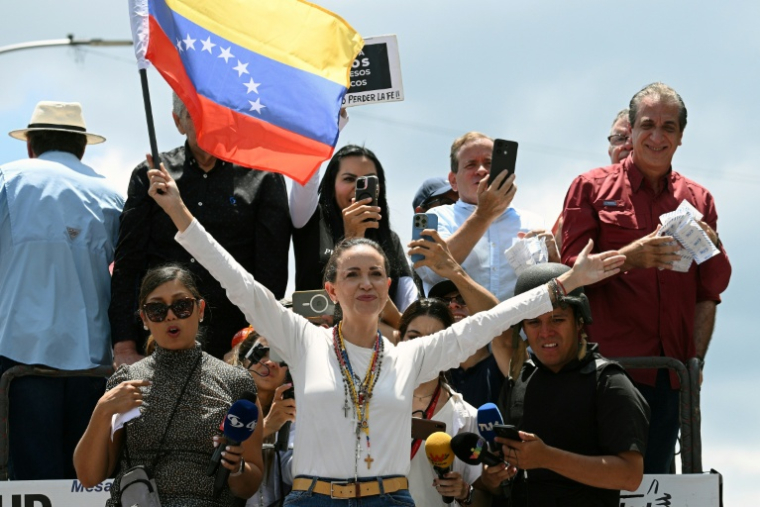 Maria Corina Machado (centre) brandit un drapeau vénézuélien lors d'une manifestation de l'opposition à Caracas le 17 août 2024 ( AFP / Federico PARRA )