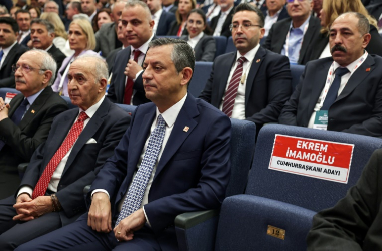 Özgür Özel assis à côté d'un siège laissé libre pour le maire d'Istanbul Ekrem Imamoglu, arrêté le 19 mars dernier, lors du congrès extraordinaire du parti CHP à Ankara, le 6 avril 2025 ( AFP / Adem ALTAN )