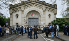 Des membres du personnel pénitentiaire bloquent le centre de détention de Dijon, d'où deux détenus se sont évadés fin novembre, le 26 mars 2026 en Côte d'Or ( AFP / ARNAUD FINISTRE )