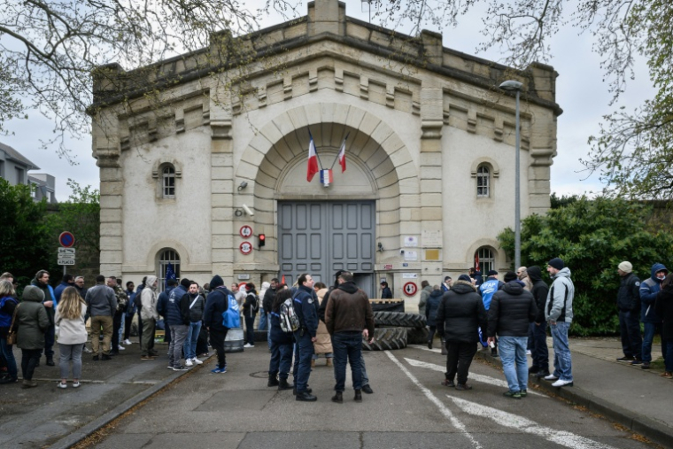 Des membres du personnel pénitentiaire bloquent le centre de détention de Dijon, d'où deux détenus se sont évadés fin novembre, le 26 mars 2026 en Côte d'Or ( AFP / ARNAUD FINISTRE )