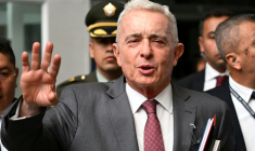 L'ancien président colombien Alvaro s'adresse à la presse à la fin de son procès à Bogota le 10 février 2025 ( AFP / Raul ARBOLEDA )
