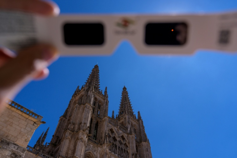 Des lunettes d'observation d'éclipse certifiées conformes à la norme de sécurité internationale ISO 12312-2 à Burgos, le 2 juillet 2026 en Espagne ( AFP / CESAR MANSO )
