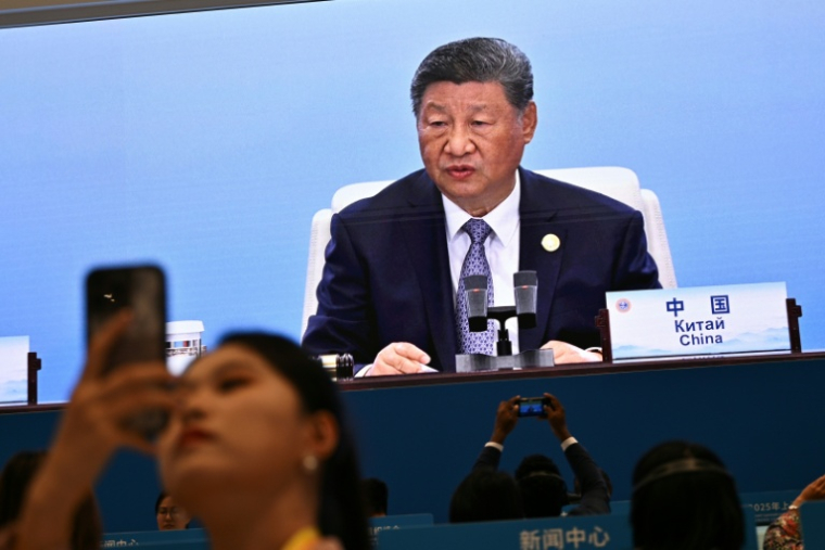 Le président chinois Xi Jinping lors d'une retransmission d'un sommet à Tianjin, le 1er septembre ( AFP / Pedro PARDO )