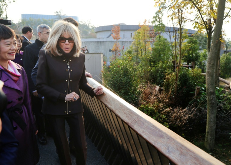 Brigitte Macron au centre de conservation des pandas géants de Chengdu, en Chine, le 5 décembre 2025 ( POOL / Ludovic MARIN )