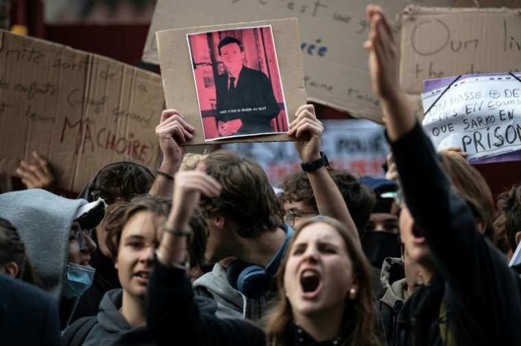 Un portrait d'Edouard Geffray brandi lors d'une manifestation de lycéens à Toulouse, jeudi 8 octobre ( AFP / Lionel BONAVENTURE )