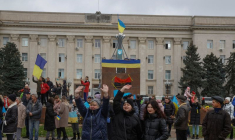 Des résidents locaux célèbrent après la retraite de la Russie de Kherson, dans le centre de Kherson, en Ukraine