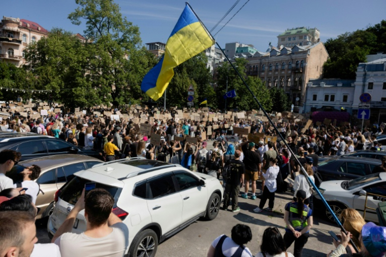 Des manifestants rassemblés à Kiev contre la décision du président ukrainien Volodymyr Zelensky de limoger le ministre de la Défense Mykhaïlo Fedorov, le 16 juillet 2026 en Ukraine ( AFP / Tetiana DZHAFAROVA )