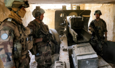 Des Casques bleus de la Force intérimaire des Nations unies au Liban (Finul) se tiennent près d’un canon d’artillerie dans une position auparavant tenue par le mouvement pro-iranien Hezbollah, dans la vallée de Khraibeh à el-Meri, dans le sud du Liban, le 27 août 2025 ( AFP / ANWAR AMRO )