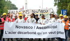 Des manifestants  et des élus locaux participent à une marche citoyenne en soutien aux salariés de l'usine de l'aciériste NovAsco à Hagondange, le 4 septembre 2025 en Moselle ( AFP / Jean-Christophe VERHAEGEN )