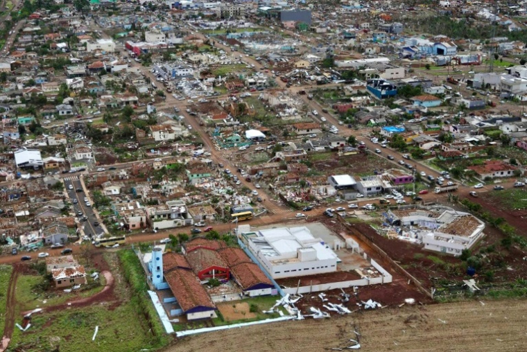 Photo aérienne montrant l'étendue des dégâts dans la ville brésilienne de Rio Bonito do Iguacu après le passage d'une tornade, le 8 novembre 2025 ( Parana State Government / Handout )