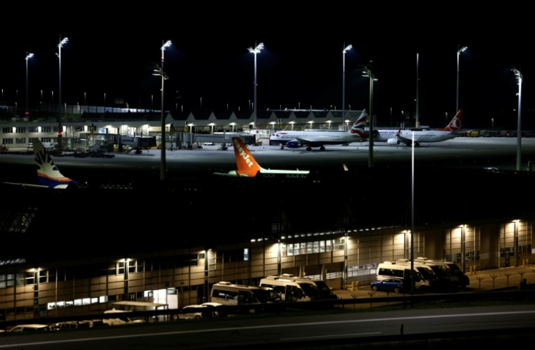 Un avion de la compagnie aérienne EasyJet parmi d'autres immobilisés à l'aéroport international de Munich, dans le sud de l'Allemagne, tôt le matin du 4 octobre 2025 ( AFP / Michaela STACHE )