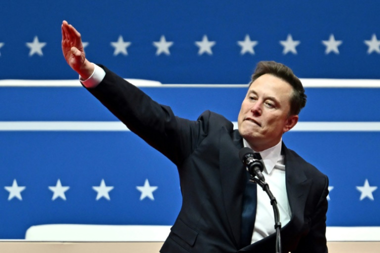 Le geste polémique d'Elon Musk, comparé à un salut nazi, juste après l'investiture de Donald Trump, le 20 janvier 2025 à Washington ( AFP / ANGELA WEISS )