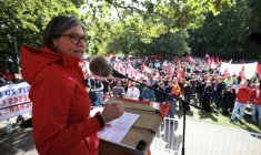 Christiane Benner, présidente de IG Metall, devant les manifestants opposés aux suppresions d'emploi dans le secteur automobile allemand, Hanovre, le 21 septembre 2026 ( AFP / Ronny HARTMANN )