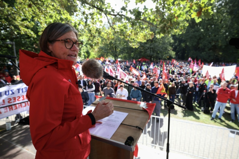 Christiane Benner, présidente de IG Metall, devant les manifestants opposés aux suppresions d'emploi dans le secteur automobile allemand, Hanovre, le 21 septembre 2026 ( AFP / Ronny HARTMANN )