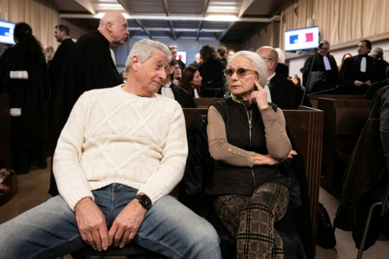 Jean Badache et son épouse Viviane, propriétaires de la société de gestion de patrimoine Apollonia, attendent le jugement du tribunal correctionnel de Marseille, le 15 janvier 2026 ( AFP / MIGUEL MEDINA )