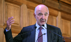 Le Premier président de la Cour des comptes Pierre Moscovici s'exprime lors de la présentation du rapport de la Cour consacré au Louvre, le 6 novembre 2025 à Paris ( AFP / Bertrand GUAY )