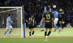 Naples bute sur le Genoa et perd des points précieux dans la course au titre