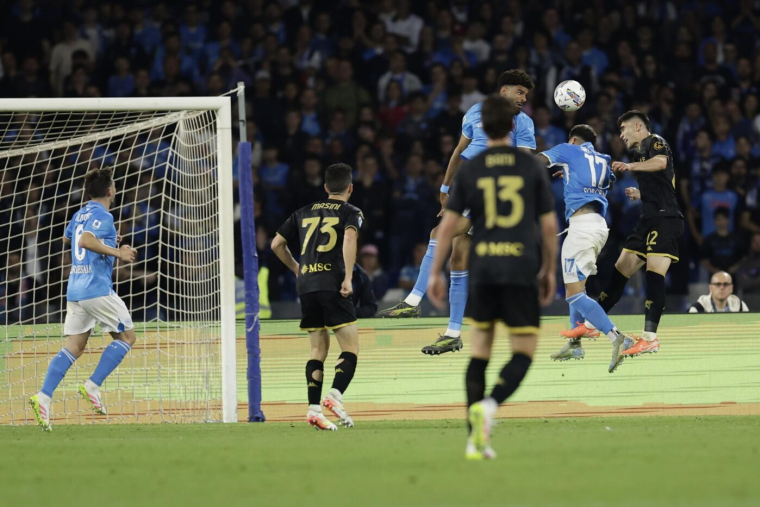 Naples bute sur le Genoa et perd des points précieux dans la course au titre