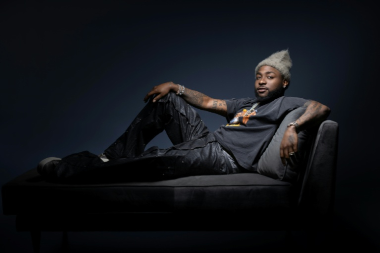 Le chanteur, compositeur et producteur américano-nigérian David Adedeji Adeleke Oon, connu sous le nom de Davido, le 14 avril 2025 à Paris. Davido doit se produire à Lagos, au Nigeria, les 24 et 25 décembre à l'occasion du "Detty December" ( AFP / JOEL SAGET )