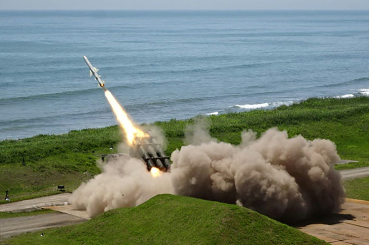 Photo du 24 juin 2025, diffusée par la Force terrestre d'autodéfense japonaise (JGSDF) le 25 juin 2025, montrant un missile de type 88 lors d'un essai au large, au champ de tir antiaérien de la JGSDF à Shizunai, sur l'île septentrionale d'Hokkaido, au Japon ( Force terrestre d'autodéfense japonaise (JGSDF) / Handout )
