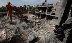 Des Palestiniens recherchent des victimes sous les décombres d'une maison détruite par les frappes israéliennes à Gaza