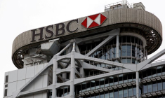 Vue du logo de HSBC sur son siège social dans le quartier financier de Hong Kong
