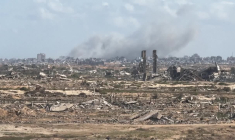 De la fumée s'élève au-dessus de Gaza-ville alors qu'Israël poursuit son offensive