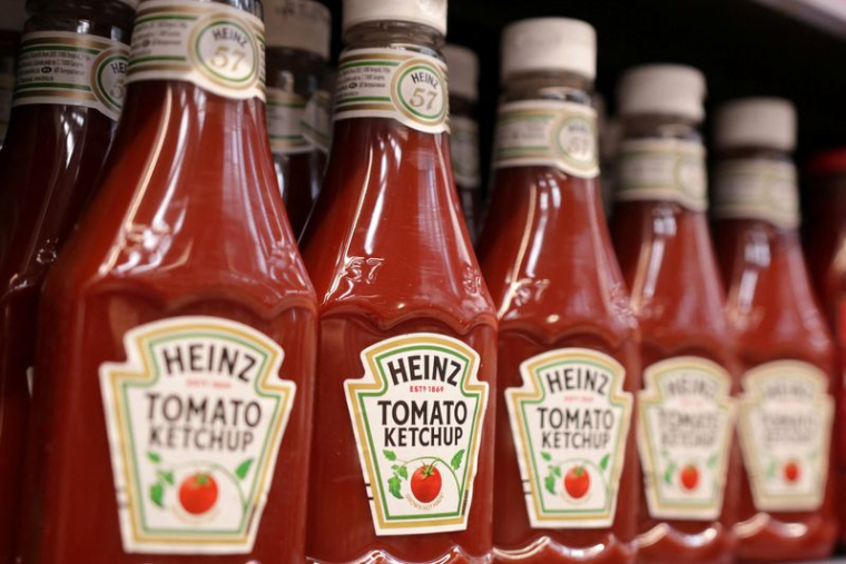 Des bouteilles de Ketchup Heinz sont exposées sur une étagère dans un supermarché