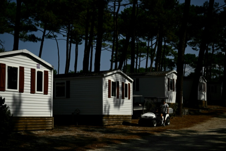 Un employé inspecte des bungalows avant le retour de vacanciers dans ce camping qui avait évacué en raison des incendies en Gironde, le 1er août 2026 à Le Porge ( AFP / Philippe Lopez )
