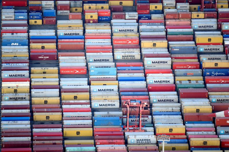 Des conteneurs dans un terminal du port de Hambourg