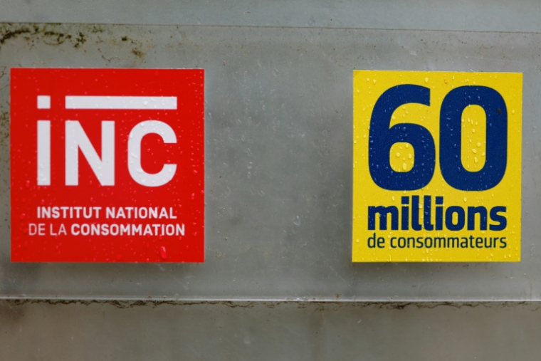 Les logos du magazine "60 millions de consommateurs" et de l'Institut National de la Consommation (INC) au siège de la publication à Malakoff, le 19 novembre 2024 dans les Hauts-de-Seine ( AFP / Ian LANGSDON )