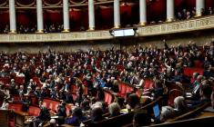 L'Assemblée nationale française examine le projet de loi de finances pour 2025 à Paris