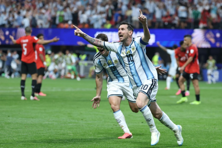 Lionel Messi célèbre son but, qui donne l'égalisation à l'Argentine mardi en 8e de finale du Mondial contre l'Egypte. ( AFP / Thomas COEX )