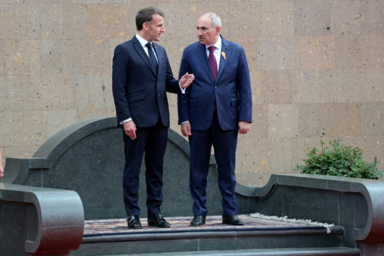Le président français Emmanuel Macron et le Premier ministre arménien Nikol Pachinian, lors d'une cérémonie de bienvenue, à Erevan, le 5 mai 2026 ( AFP / Ludovic MARIN )