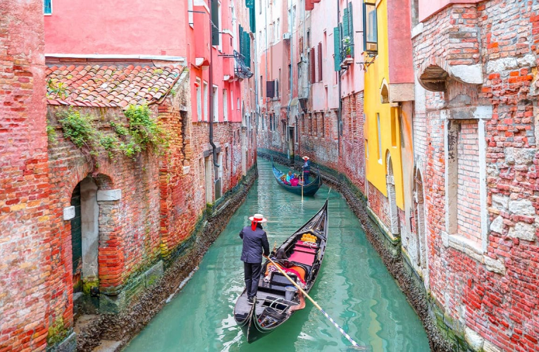 (Crédits photo : Adobe Stock - Ville historique de Venise avec son canal et ses gondoles, payante dès le 26 avril pour les touristes journaliers)