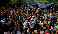 Des Cambodgiens déplacés par les combats attendent de recevoir de la nourriture dans une pagode de la province d'Oddar Meanchey, au Cambodge, le 28 juillet 2025 ( AFP / TANG CHHIN Sothy )