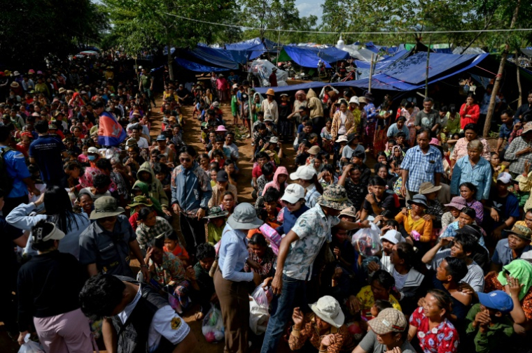 Des Cambodgiens déplacés par les combats attendent de recevoir de la nourriture dans une pagode de la province d'Oddar Meanchey, au Cambodge, le 28 juillet 2025 ( AFP / TANG CHHIN Sothy )