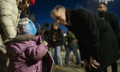 Mark Carney lors d'une veillée à Tumbler Ridge, le 13 février 2026 au Canada ( AFP / Paige Taylor White )