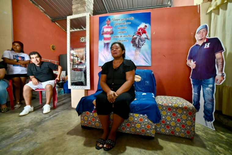 Monica Franco, la mère de Bryan Ledesma, dans son domicile lors d'un entretien avec l'AFP à Milagro, dans la province de Guayas, en Equateur, le 23 mai 2026 ( AFP / Marcos PIN )