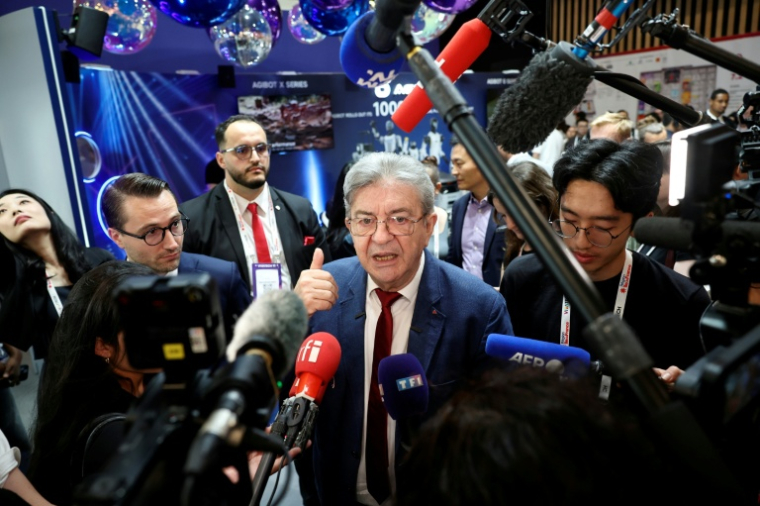 Le leader de La France insoumise (LFI), Jean-Luc Mélenchon, fait une déclaration à la presse lors de sa visite au salon VivaTech, le 19 juin 2026 à Paris ( AFP / SIMON WOHLFAHRT )