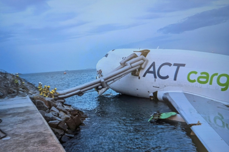 Photo diffusée le 20 octobre 2025 par l'Autorité aéroportuaire de Hong Kong montrant un avion cargo Boeing après êter sorti de piste lors de son atterrissage sur la piste nord de l'aéroport international de Hong Kong ( Airport Authority Hong Kong / Handout )
