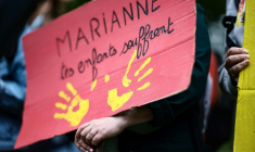 Dans une manifestation pour le soutien à l'aide à l'enfance, à Paris le 15 mai 2025 ( AFP / Anne-Christine POUJOULAT )