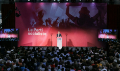 Le premier secrétaire du Parti socialiste (PS), Olivier Faure, prononce un discours lors de l'université d'été du parti à Blois, dans le centre de la France, le 29 août 2026 ( AFP / Alain JOCARD )