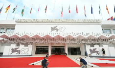 Des ouvriers intallent le tapis rouge à la veille de l'ouverture de la 82e Mostra de Venise, le 26 août 2025 ( AFP / Stefano RELLANDINI )