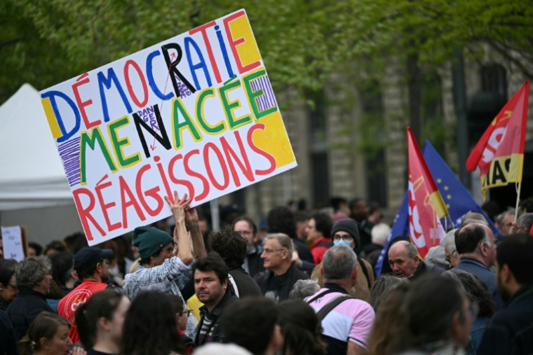 Rassemblement pour défendre "la démocratie" et l'"Etat de droit" le 12 avril 2025 à Paris ( AFP / Bertrand GUAY )