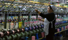 Une ouvrière sur une chaîne de production de soie à Fuyang, dans la province de l'Anhui, dans l'est de la Chine, le 20 octobre 2025 ( AFP / -STR )